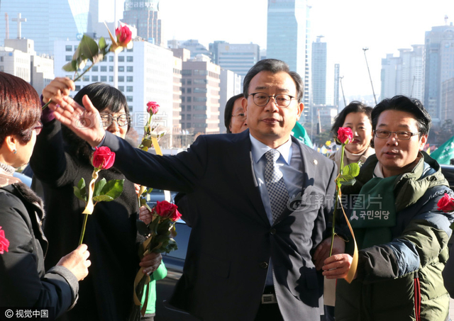韩国国会通过朴槿惠弹劾案 民众包围国会