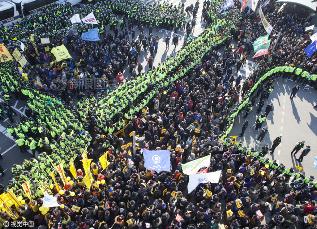 韩国国会通过朴槿惠弹劾案 民众包围国会