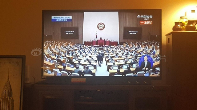 韩国国会通过朴槿惠弹劾案 民众包围国会