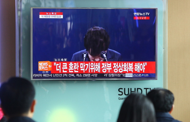 韩国国会通过朴槿惠弹劾案 民众包围国会