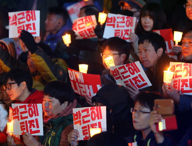 韩国国会通过朴槿惠弹劾案 民众包围国会