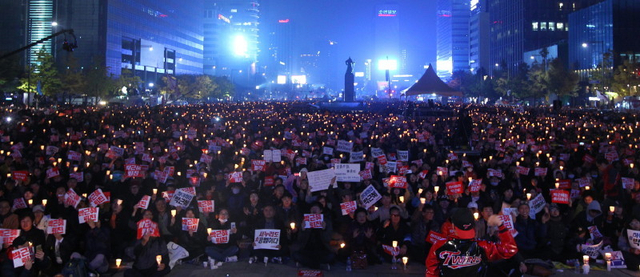 韩国国会通过朴槿惠弹劾案 民众包围国会