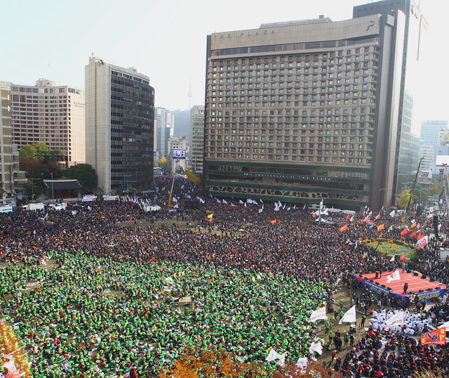 韩国国会通过朴槿惠弹劾案 民众包围国会