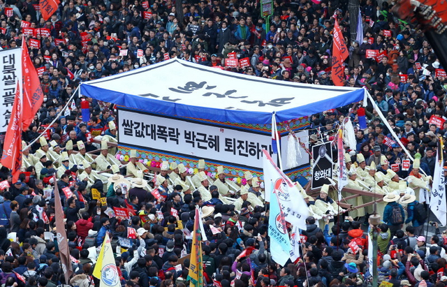 韩国国会通过朴槿惠弹劾案 民众包围国会