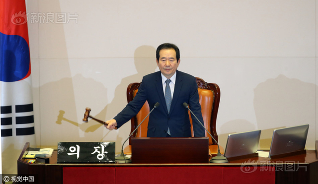 韩国国会通过朴槿惠弹劾案 民众包围国会