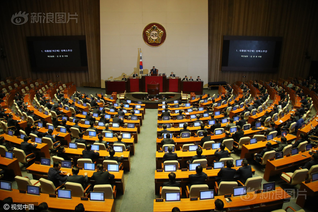 韩国国会通过朴槿惠弹劾案 民众包围国会