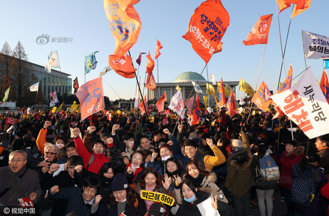 韩国国会通过朴槿惠弹劾案 民众包围国会
