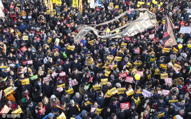 韩国国会通过朴槿惠弹劾案 民众包围国会
