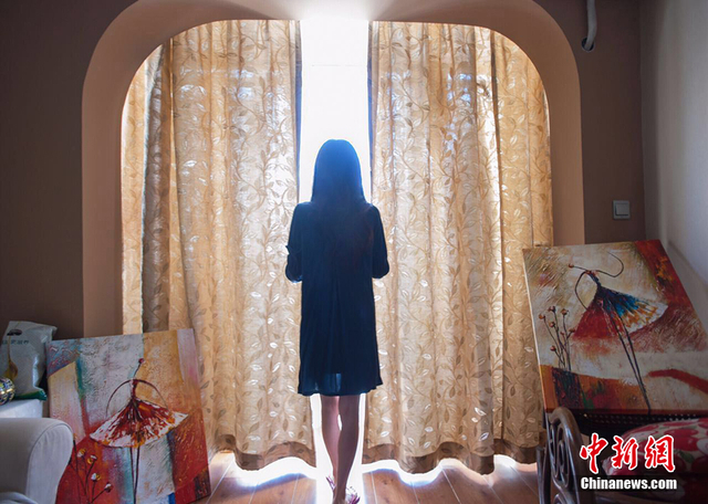 90后网络主播摄像头后 不为人知的生活