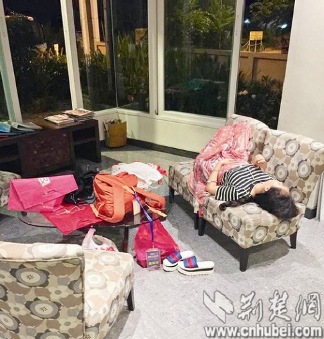 泰国导游打伤中国游客后拍照卖萌