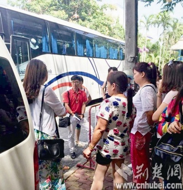 泰国导游打伤中国游客后拍照卖萌