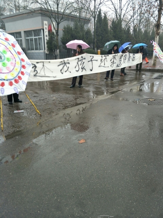济南女大学生裸体坠楼身亡 尸体满身伤痕