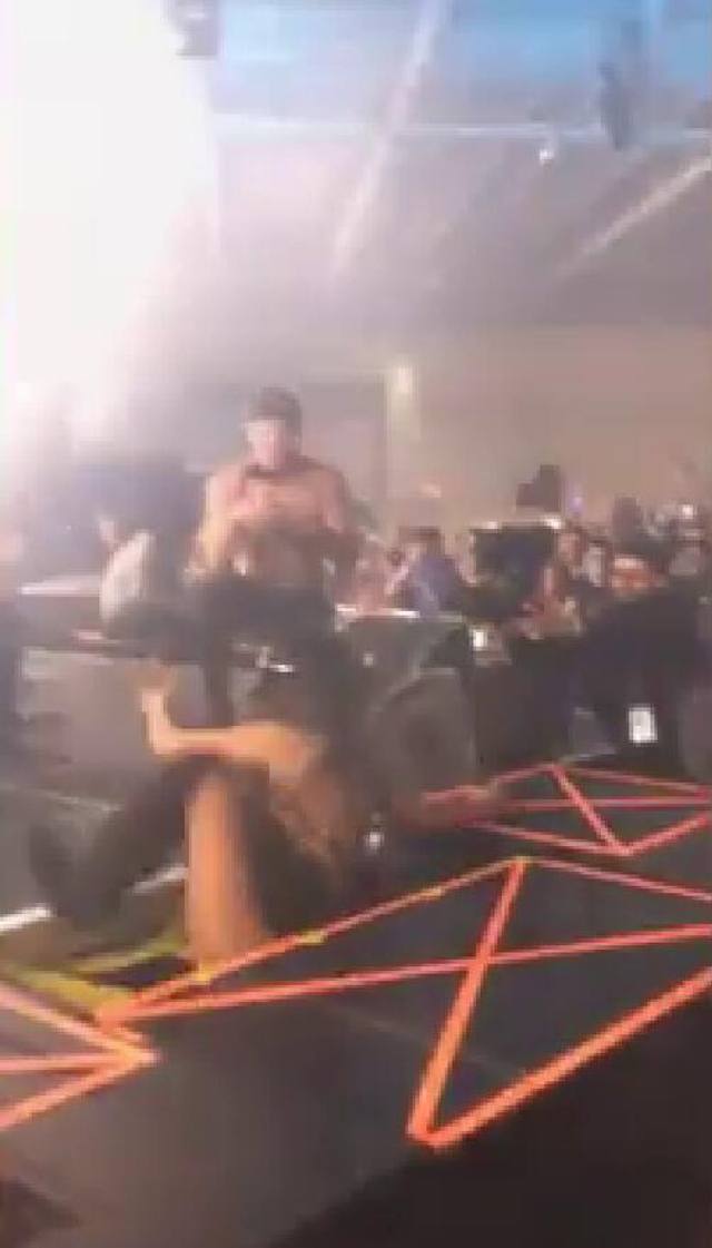 乐极生悲：男子当众求婚 女友摔下舞台