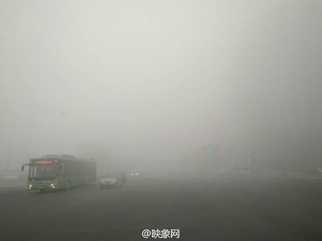 郑州现极大雾霾 环卫工：像烧锅一样