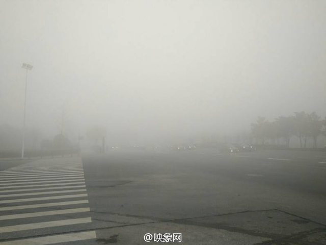 郑州现极大雾霾 环卫工：像烧锅一样