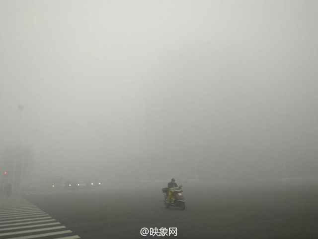 郑州现极大雾霾 环卫工：像烧锅一样