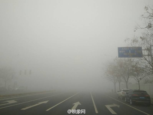 郑州现极大雾霾 环卫工：像烧锅一样