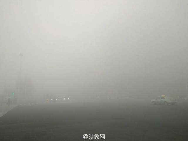 郑州现极大雾霾 环卫工：像烧锅一样