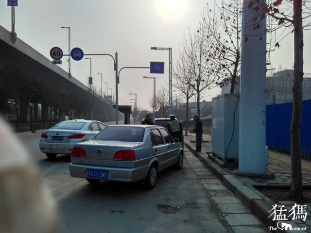 郑州现极大雾霾 环卫工：像烧锅一样