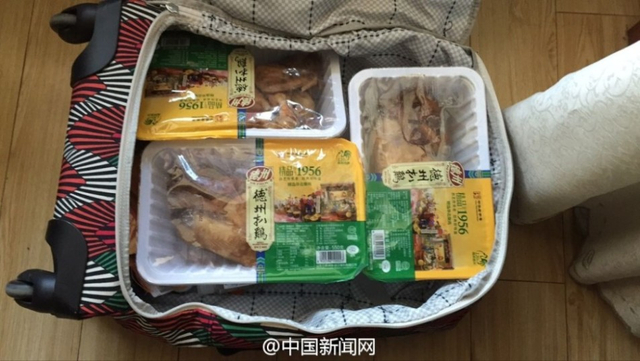 囧！网友打开返程行李箱 妈妈硬塞20斤米