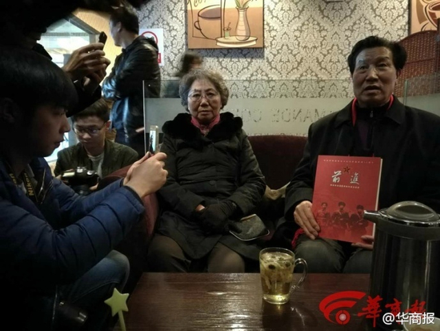 王琪老人的亲友团在咸阳机场等候接机
