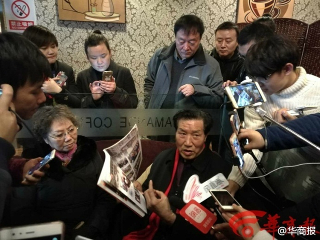 王琪老人的亲友团在咸阳机场等候接机
