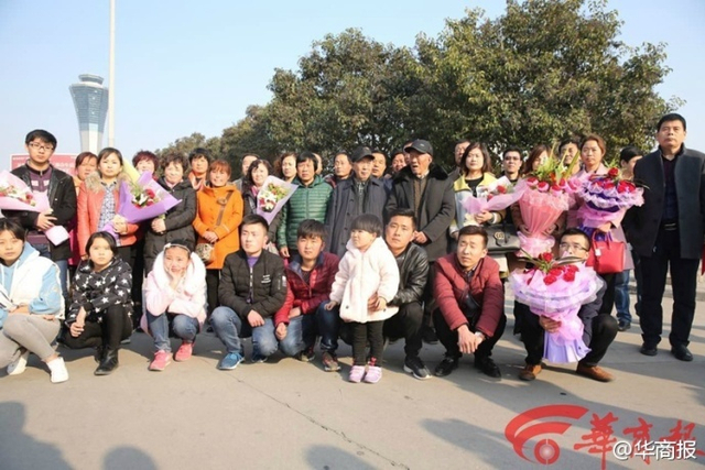王琪老人的亲友团在咸阳机场等候接机