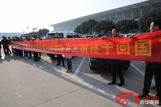 王琪老人的亲友团在咸阳机场等候接机