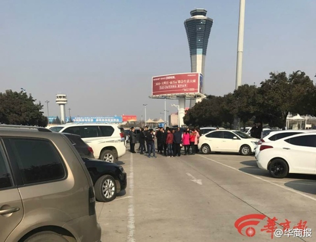 王琪老人的亲友团在咸阳机场等候接机
