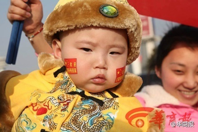 王琪老人的亲友团在咸阳机场等候接机