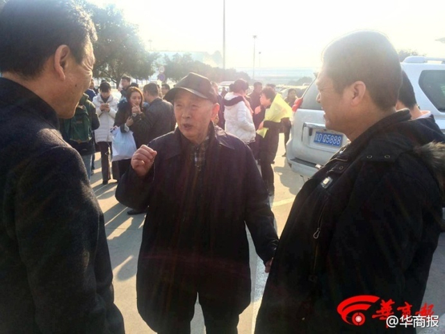 王琪老人的亲友团在咸阳机场等候接机