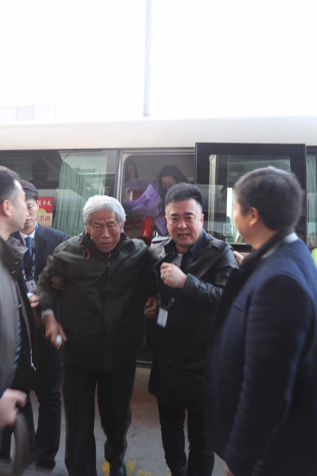 王琪老人抵达咸阳机场
