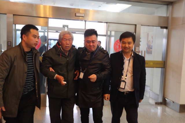 王琪老人抵达咸阳机场