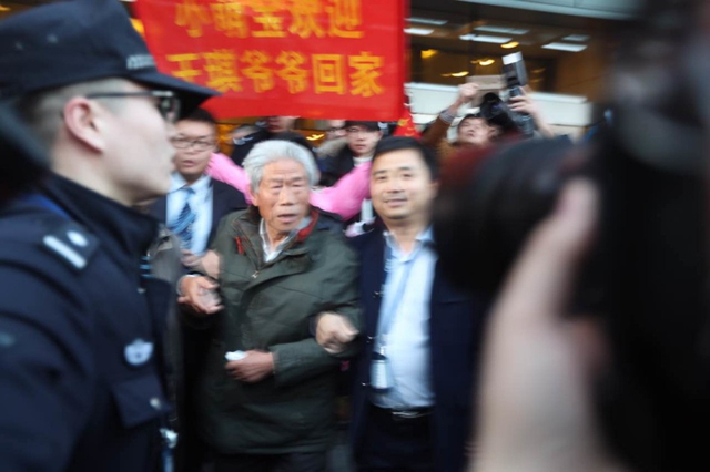 王琪老人抵达咸阳机场