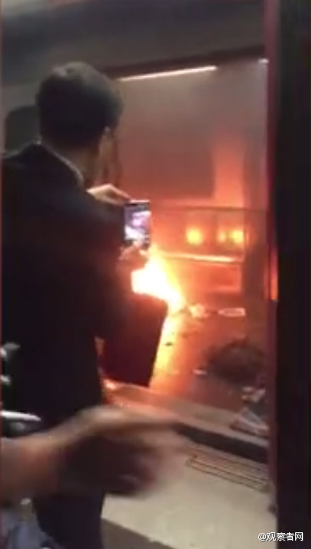 香港地铁尖沙咀站起火 多人被烧伤