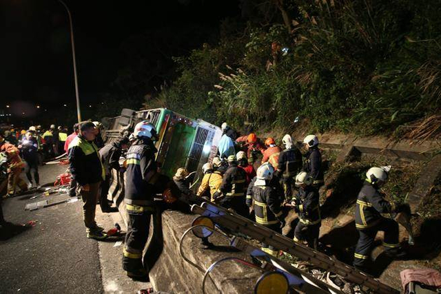 台湾发生游览车翻车事故已致数十人死亡