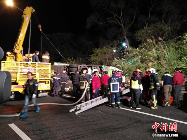 台湾发生游览车翻车事故 已致数十人死亡