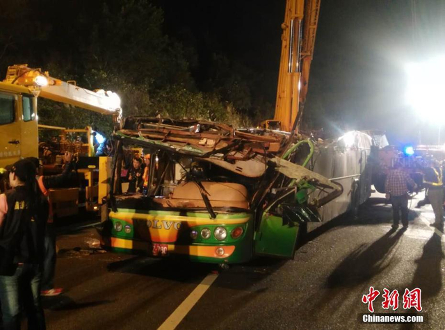 台湾发生游览车翻车事故 已致数十人死亡