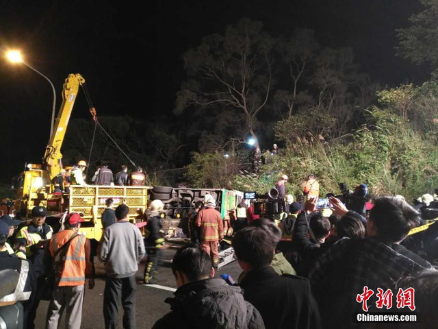 台湾发生游览车翻车事故 已致数十人死亡