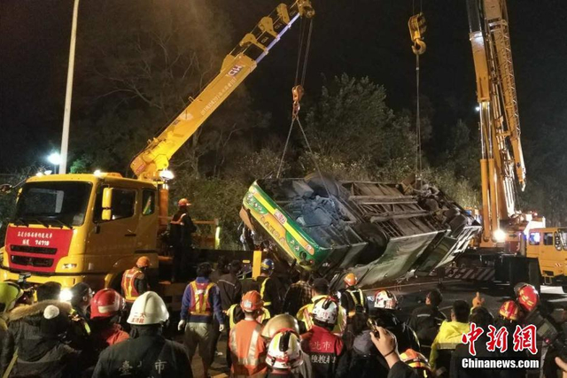 台湾发生游览车翻车事故 已致数十人死亡