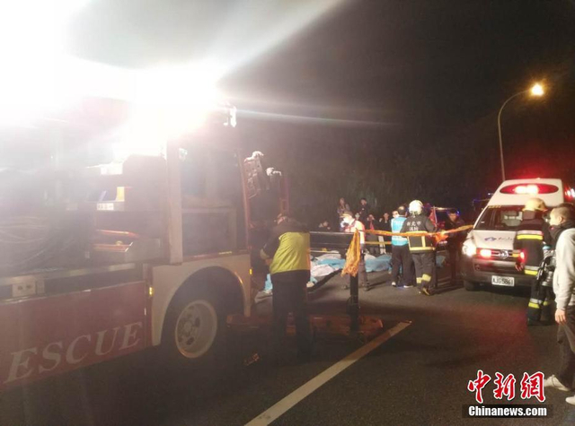 台湾发生游览车翻车事故 已致数十人死亡