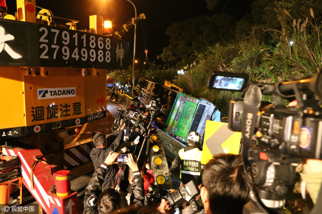 台湾发生游览车翻车事故 已致数十人死亡