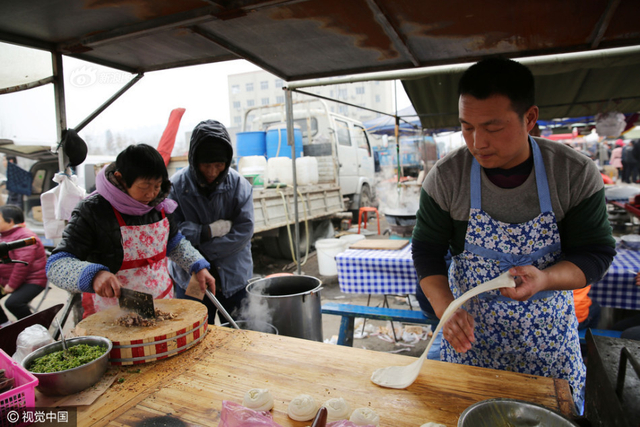 80后中学老师辞职卖肉夹馍 收入翻番