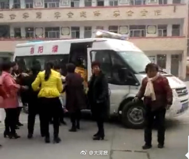 河南濮阳一小学发生踩踏事故