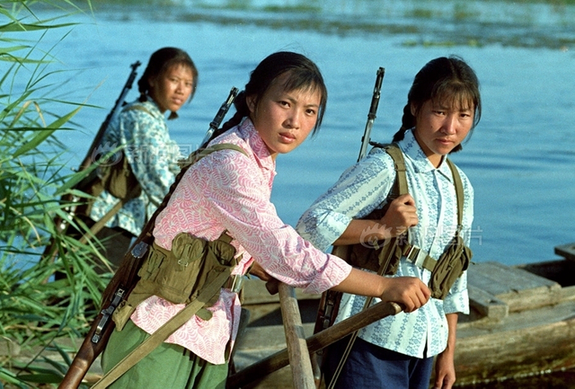 20           1974年12月,安新县王家寨公社寨南大队民兵在白洋淀