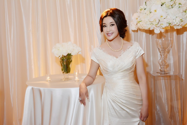 刘晓庆奢华婚纱设计细节曝光