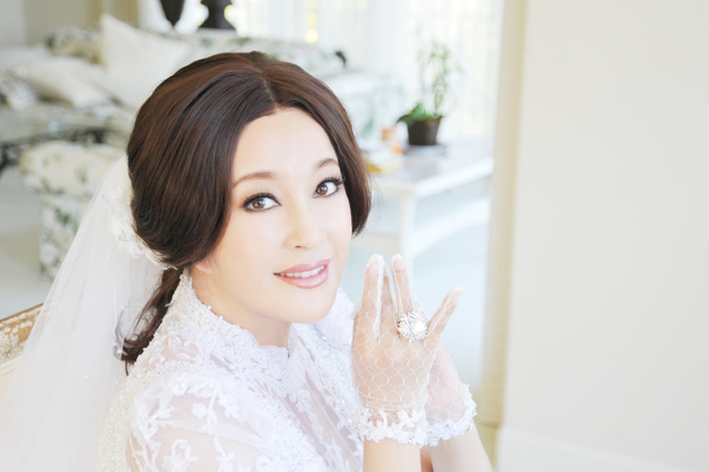 刘晓庆奢华婚纱设计细节曝光