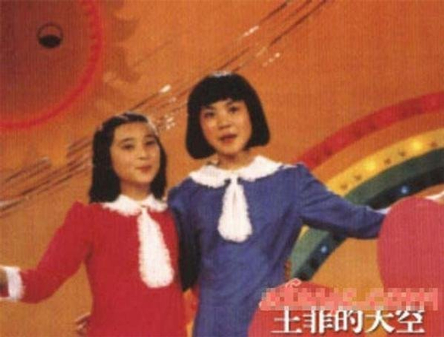 王菲早期照片曝光 清纯小圆脸造型