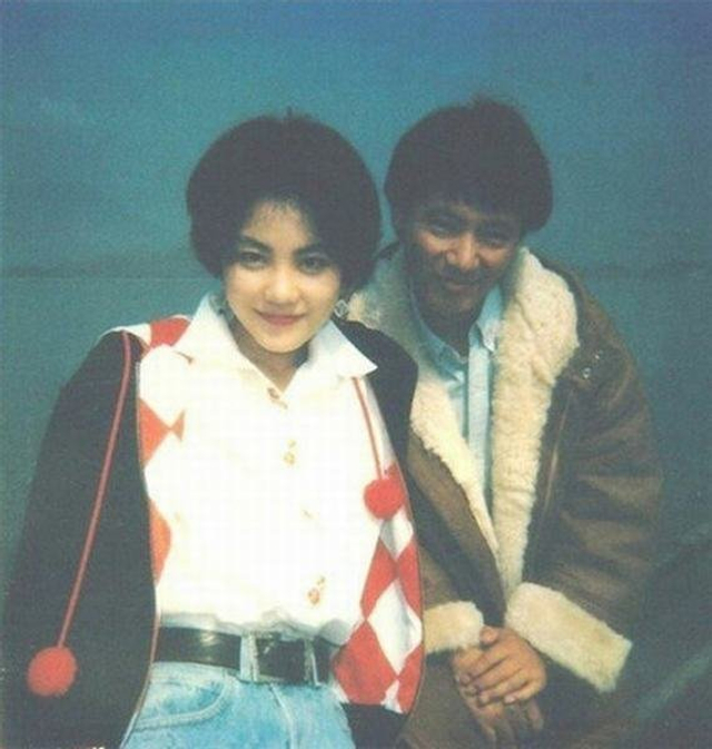 王菲早期照片曝光 清纯小圆脸造型