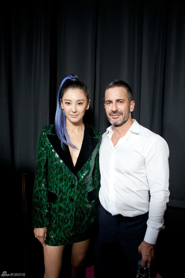 秦舒培张雨绮亮相纽约时装周Marc Jacobs秀场